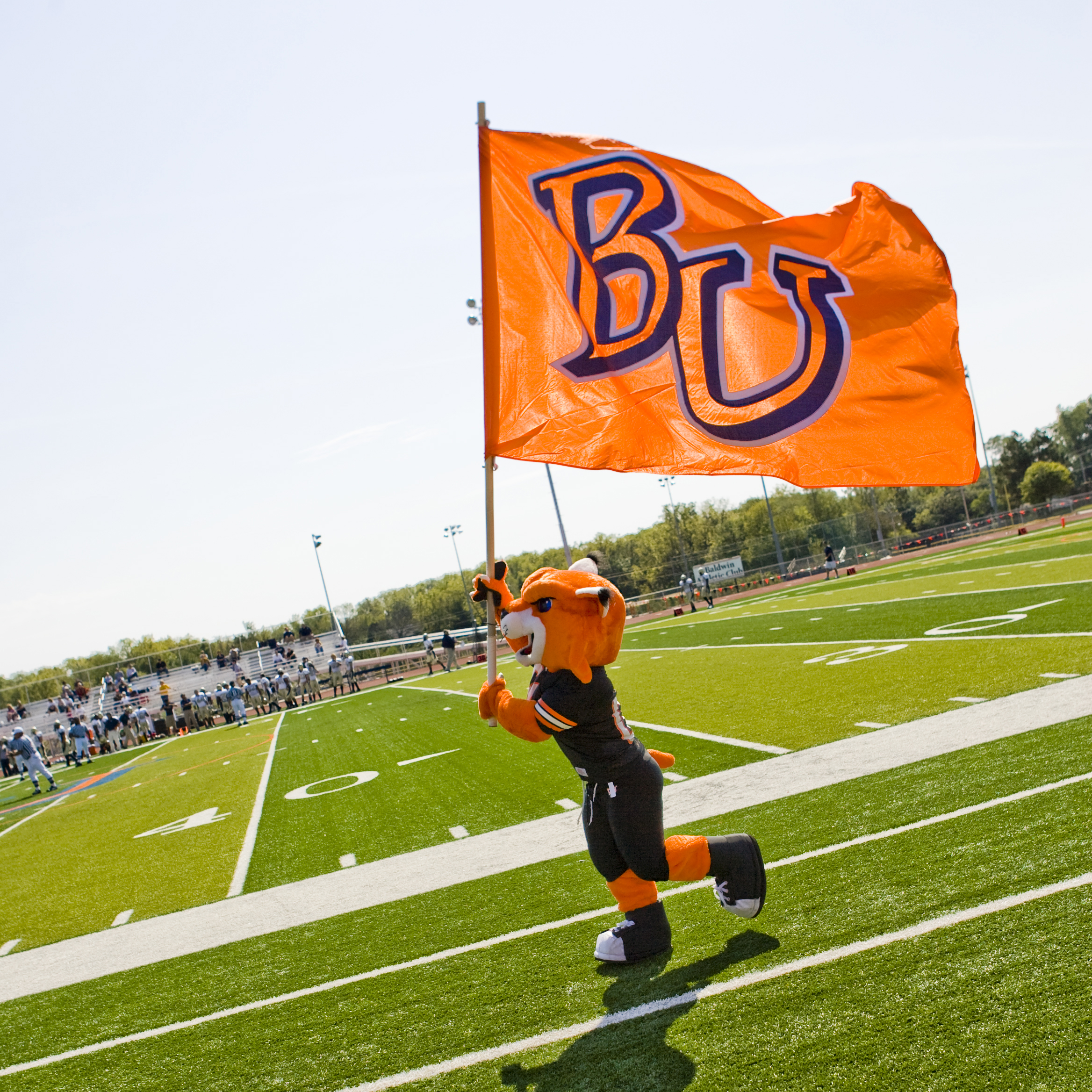 WOWzer running with a BU flag